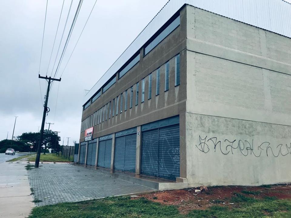 QN 403 Conjunto E - PREDIO GALPAO NA QN 403 CONJ E LOTE 2 SAMAMBAIA NORTE FRENTE AVENIDA prédio e com 3 lojas no térreo, mais 1º pavimento com pé direito alto